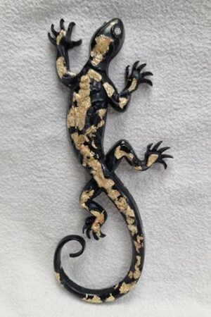 Salamandre noire avec feuilles dorées
