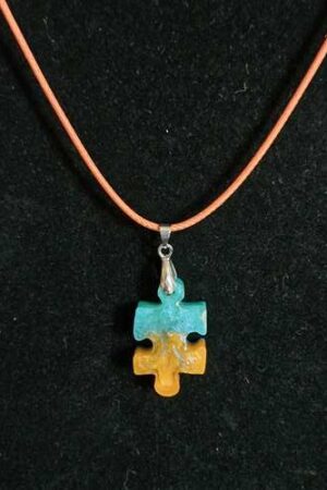 Pendentif puzzle enfant bleu turquoise orange avec collier orange