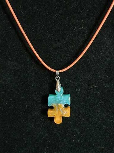 Pendentif puzzle enfant bleu turquoise orange avec collier orange