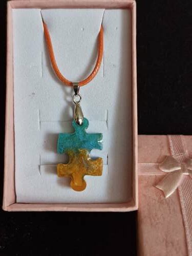 Pendentif puzzle enfant bleu turquoise orange avec collier orange – Image 2