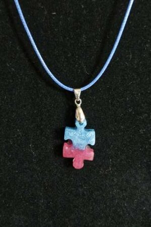 Pendentif puzzle enfant bleu rose avec collier bleu