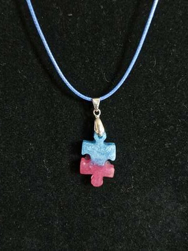 Pendentif puzzle enfant bleu rose avec collier bleu