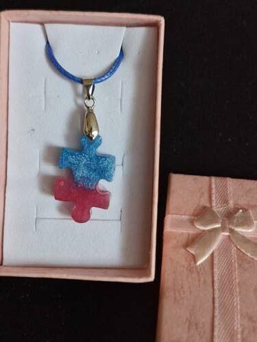 Pendentif puzzle enfant bleu rose avec collier bleu – Image 2