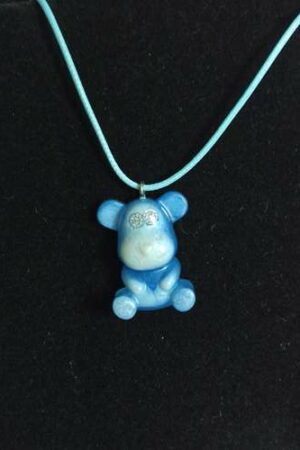 Pendentif ourson enfant bleu blanc avec collier bleu