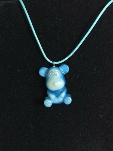 Pendentif ourson enfant bleu blanc avec collier bleu