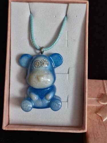 Pendentif ourson enfant bleu blanc avec collier bleu – Image 2