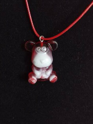 Pendentif ourson enfant rouge blanc avec collier rouge