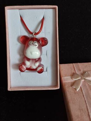 Pendentif ourson enfant rouge blanc avec collier rouge – Image 2