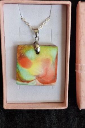Pendentif carré multicolore