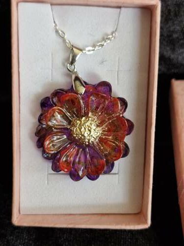Pendentif fleur violet rouge et doré