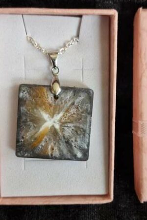 Pendentif carré grand gris orange blanc