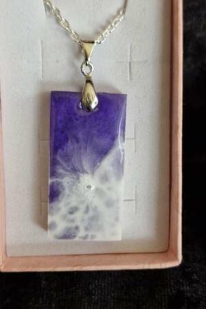 Pendentif rectangle violet blanc