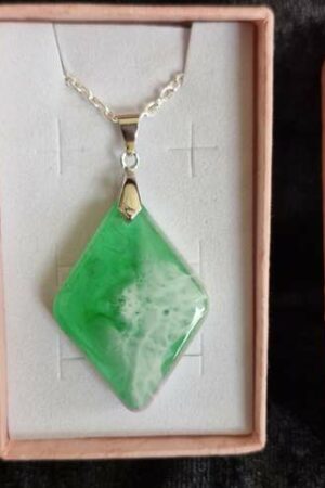 Pendentif polygone vert blanc