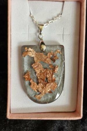 Pendentif demi-ellipse gris transparent avec inclusion de feuilles saumons